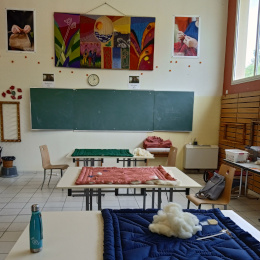 C'est une salle de l'école de la laine à Vasles où Mélanie, d'Un mouton dans la Chambre donne des formations couverture piquée.